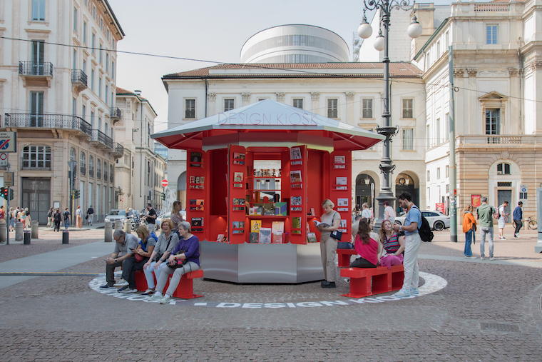 62. Salone del Mobile.Milano: Design Kiosk auf der Piazza della Scala ...